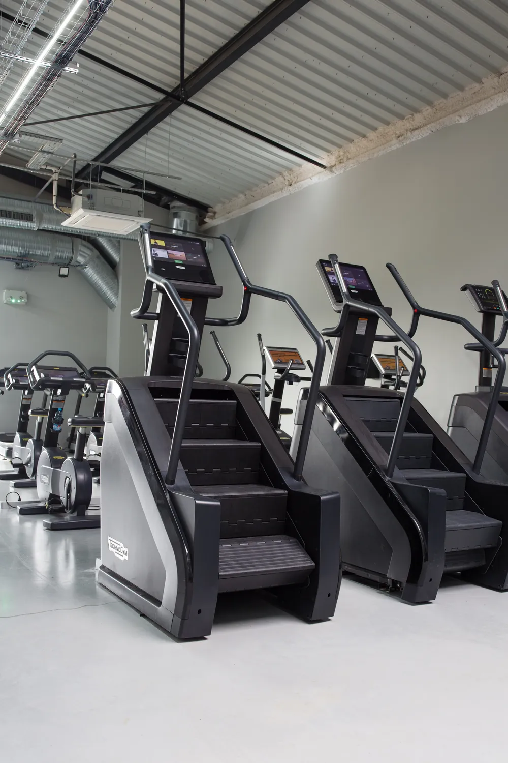 Simulateurs d'escaliers sur le plateau cardio