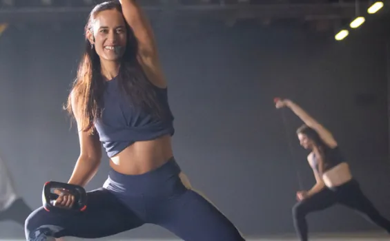 Coach pendant un cours collectif de fitness