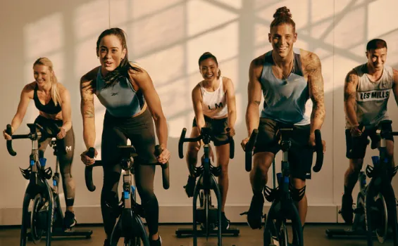 Cours de vélo en musique en salle
