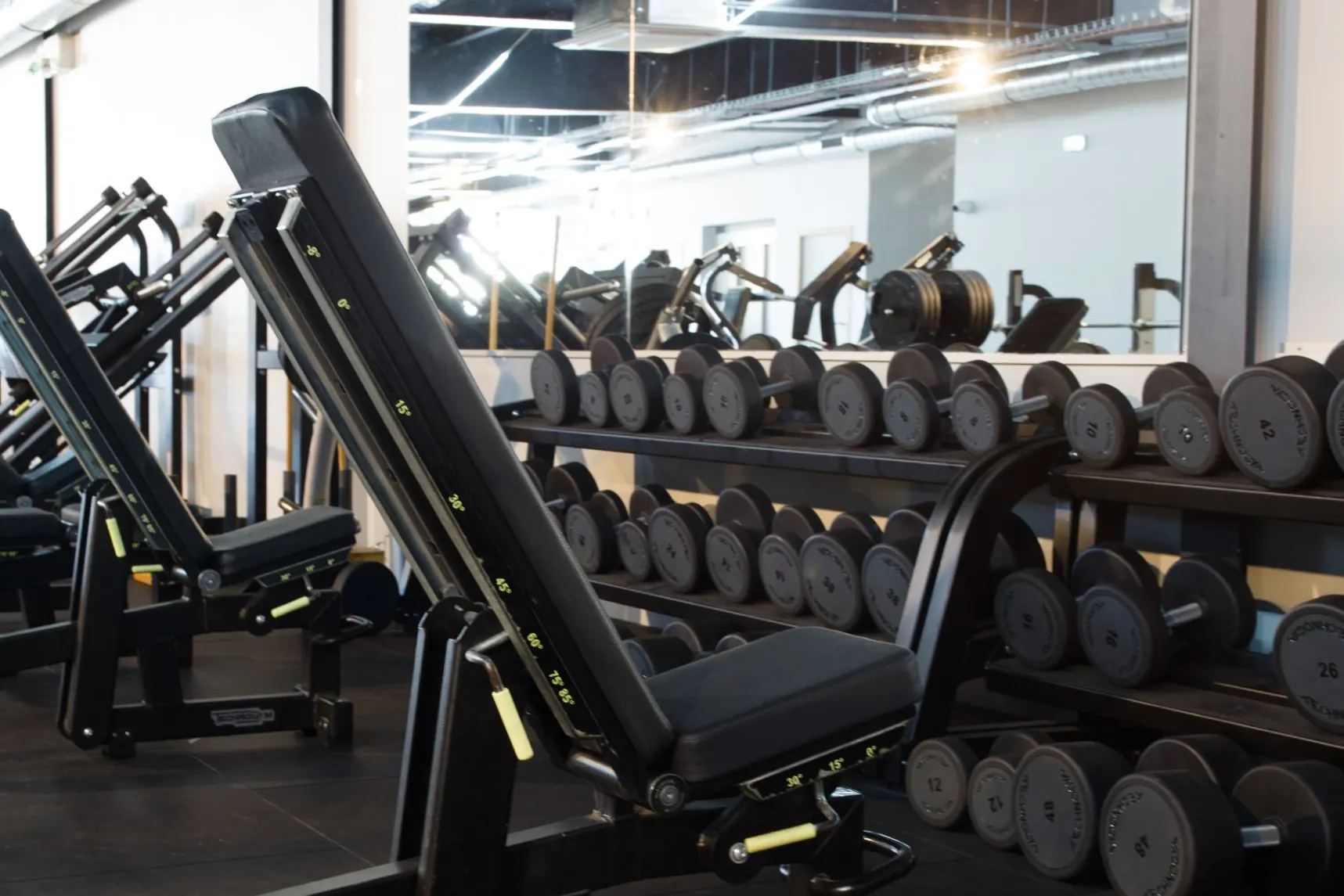 Bancs de musculation et rack d'haltères à La Salle